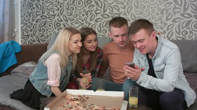 Arkadaşlar Smartphone'da komik bir şey izliyor