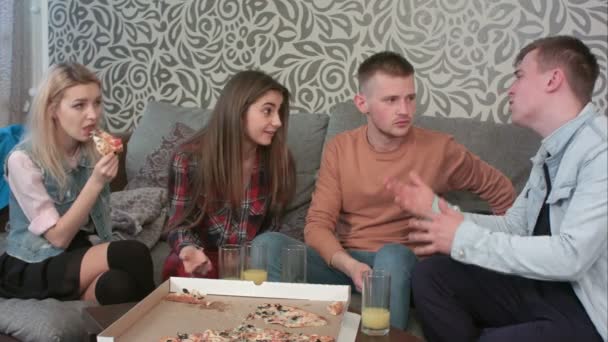 Teen friends having a serious disagreement at home — Stock Video