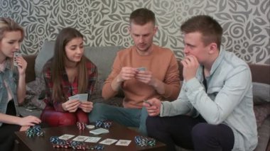 Çocuk hile, poker oynamaya kızgın olur ve yoluna gider iken rakibi yakaladı