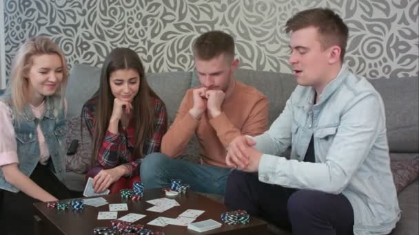 Teenie-Junge gewinnt Kartenspiel und holt alle Chips — Stockvideo