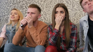 Televizyon korkunç film izlerken ve gözleri ve coverng yüzler kapatma teen arkadaş