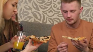 Neşeli şirketin bir pizza yemek ve konuşmak gençlik