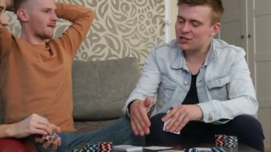 Kendine güvenen genç çocuk bir poker oyunu kaybetme
