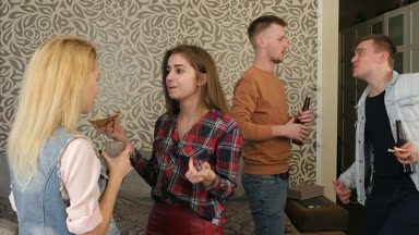 Grup arkadaş, bir ev partisinde takılmayı kızlar konuşuyor, bir genç çocuk appraisingly bir kıza benziyor. 4 k çözünürlüklü profesyonel vurulmuş. 069. sen-ebilmek kullanma o bir örneğin içinde ticari video