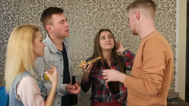 Konuşmaya ve bir ev partisinde flört genç arkadaş grubu