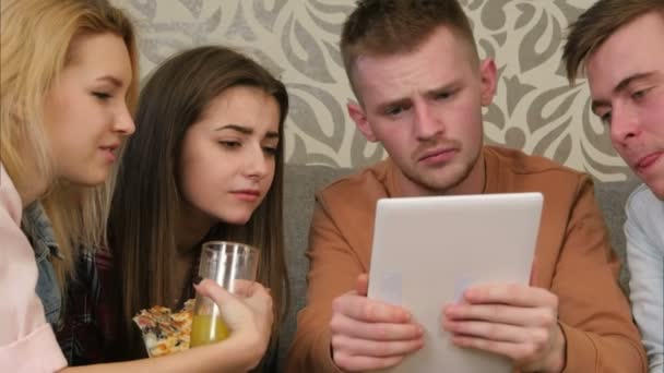 Amigos viendo el programa de comedia, usando tableta, y riendo — Vídeos de Stock