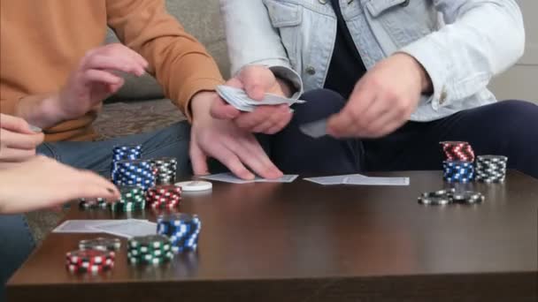 Las manos masculinas dan cartas sobre la mesa en la sala de estar — Vídeo de stock