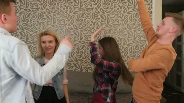 Друзья танцуют дома на вечеринке — стоковое видео