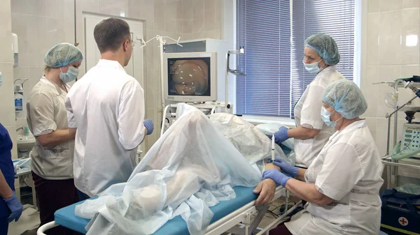 Equipe médica realizando gastro-endoscopia ao paciente no hospital — Fotografia de Stock