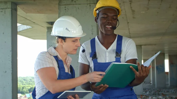 Trabalho em equipa no projecto de construção — Fotografia de Stock