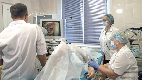 Erkek cerrah Endoskopi cerrahi kontrol