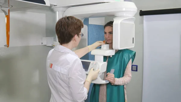 Пациентка подвергается панорамному сканированию зубов черепа — стоковое фото
