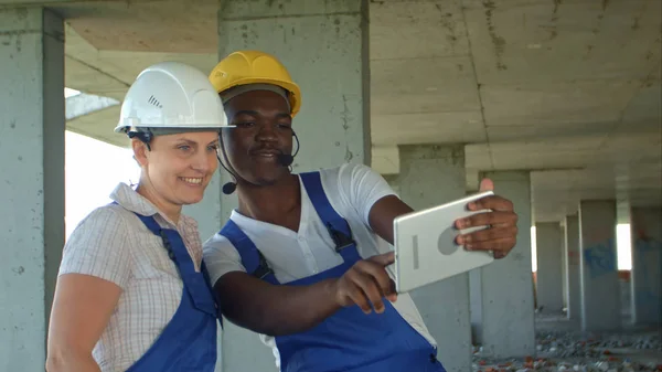 Trabalhadores engraçados a tirar selfie no local de produção — Fotografia de Stock