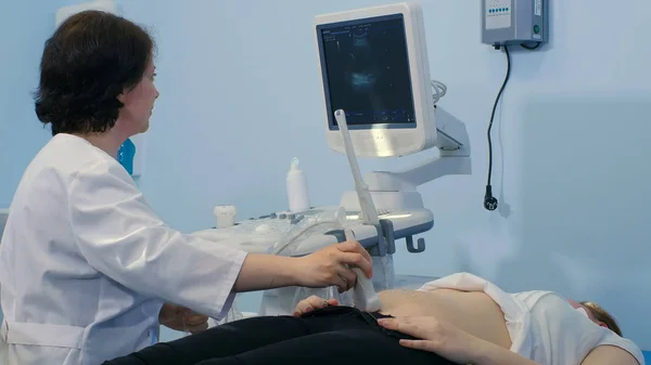 Médica feminina colocando gel no estômago do paciente para ultra-som — Fotografia de Stock