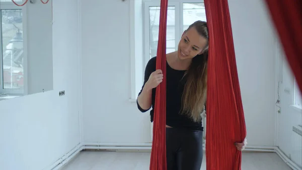 Красива танцівниця позує з повітряною тканиною — стокове фото