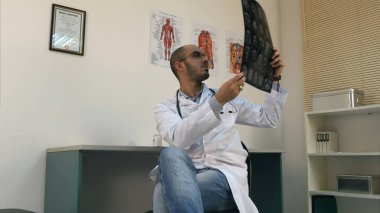 Erkek doktor beyin analiz bilgisayarlı tomografi x-ray görüntü