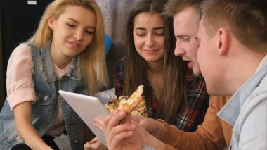 Pizza yemek ve tablet evde kullanma öğrenci şirket