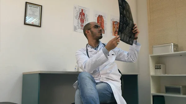 Lekarz, analizując mózgu obliczana tomografia rentgenowska obrazu — Zdjęcie stockowe