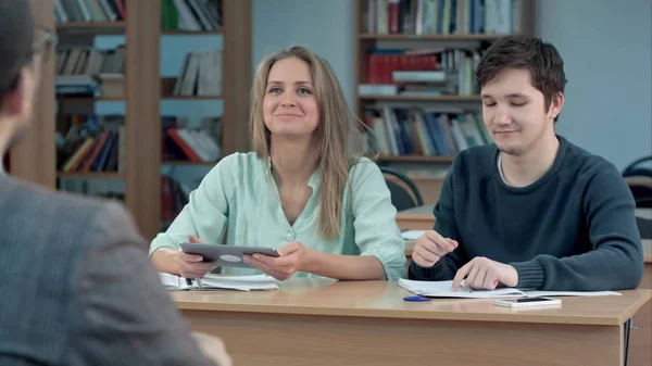 Estudiantes escribiendo en una tableta en un aula — Foto de Stock