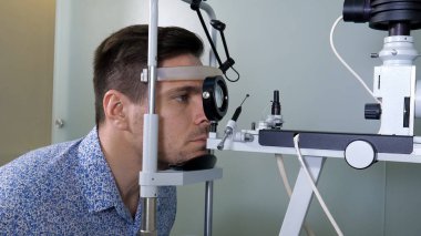 Adam onu görme kontrol Optometristler ofiste