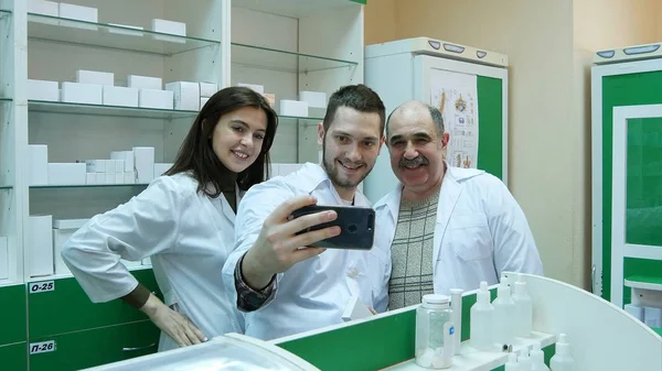 Équipe souriante de pharmacien prenant selfie à la pharmacie de l'hôpital — Photo