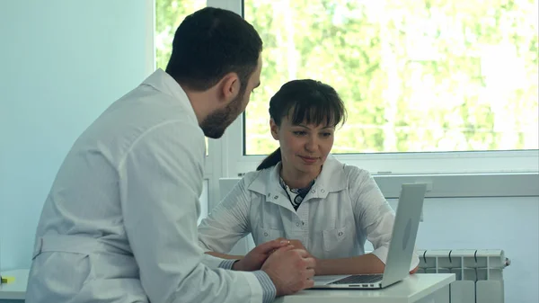 Jeunes médecins travaillant avec un ordinateur portable dans un bureau — Photo