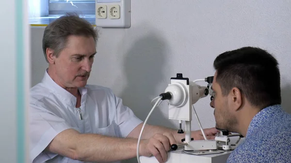Optiker gör syn testning för patient på klinik — Stockfoto