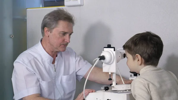 眼科検診、若い男の子と診察室での検眼医 — ストック写真