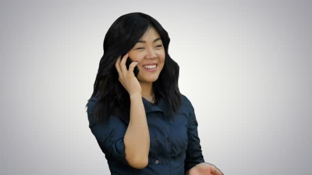 Positivo e feliz ásia mulher falando no um celular no branco fundo — Vídeo de Stock