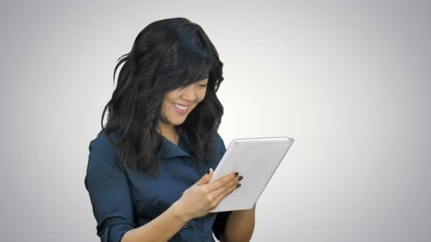 Souriant jeune femme travaillant sur tablette informatique sur fond blanc — Video