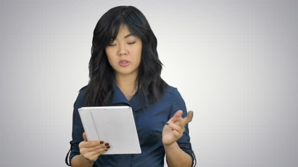 Jovem mulher de negócios com tablet computador apresentando projeto olhando para a câmera no fundo branco — Vídeo de Stock