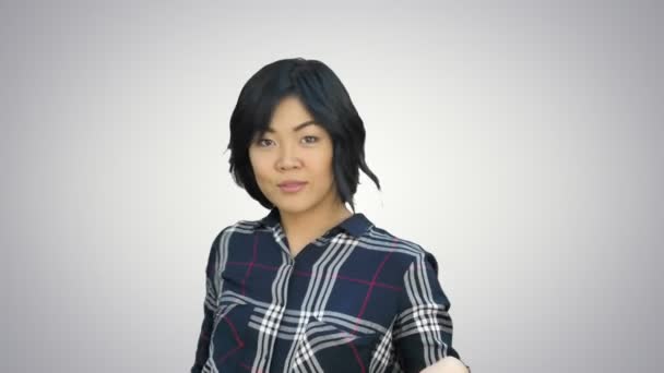 Fiatal ázsiai nő mosolyogva, és a tánc, a fehér háttér — Stock videók