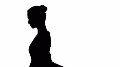 Yan görünümü yoga ya da pilates egzersiz yaparak güzel genç kadın portresi. Tek bacaklı Kral güvercin poz, Eka Pada Rajakapotasana parça mat