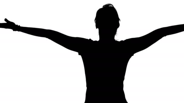 Молодая женщина практикует медитацию дорожки матовый — стоковое видео