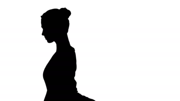 Retrato de vista lateral de una hermosa joven haciendo ejercicio de yoga o pilates. Posada de paloma rey de una pierna, pista Eka Pada Rajakapotasana mate — Vídeo de stock