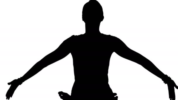 Mladá žena, sedící v lotosu představují jógu cvičit meditaci stopy podkladu — Stock video