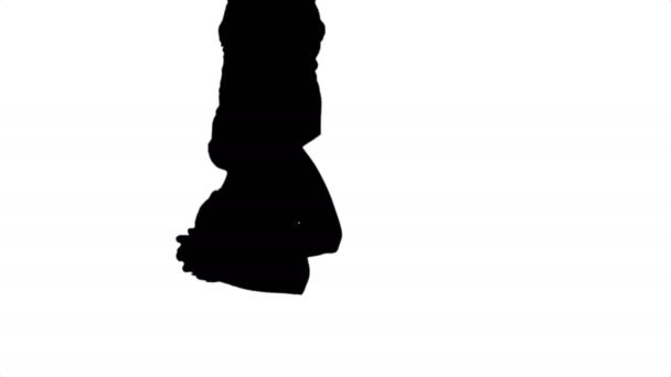Девушка, занимающаяся йогой asana upavishtha konasana shirshasana, связанная Angle Pose в голове стоять трек матовый — стоковое видео