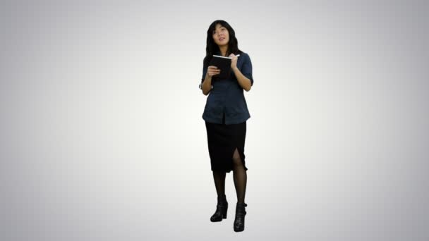 Jeune femme d'affaires asiatique prenant des notes lors d'une interview sur fond blanc — Video