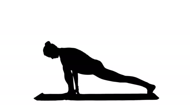 Mujer joven y hermosa con ropa deportiva negra haciendo ejercicio, haciendo yoga o pilates pista de ejercicios mate — Vídeo de stock