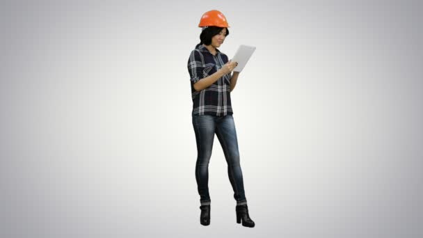 在白色背景下使用片剂的亚洲工程师妇女 — 图库视频影像
