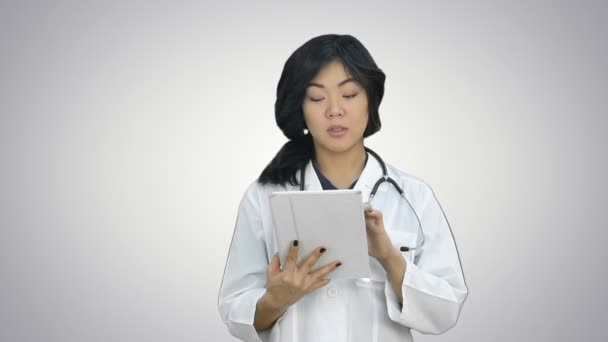デジタル タブレットの白い背景の上カメラ目線のプロジェクトを提示を保持している女性医師 クローズ アップ 解像度でプロのショット 080 ビデオ 商業で例えば使用できる — ストック動画