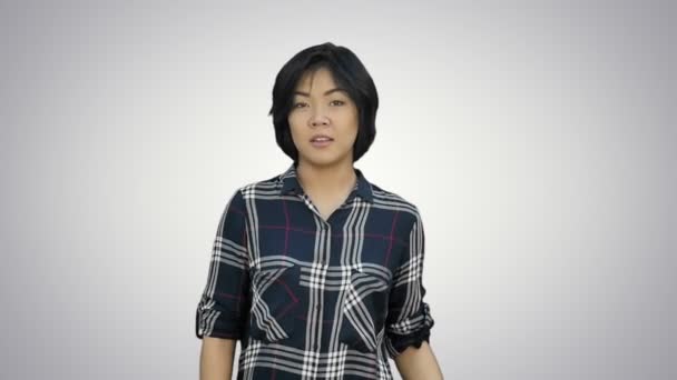 Amusant gai asiatique fille danse en regardant caméra sur fond blanc — Video