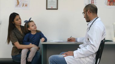 Genç anne ve çocuk doktoru, şirin küçük kızı