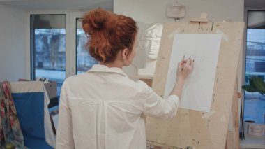 Alçı şövale üzerinde çizim kadın sanat öğrencisi