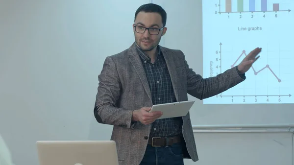 Profesor dando lección a los estudiantes usando tableta digital en el aula — Foto de Stock