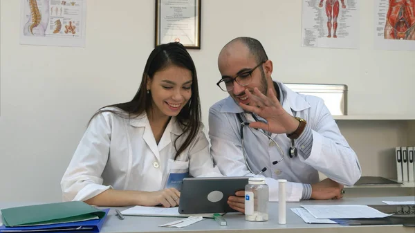 Due medici allegri che hanno una videochiamata positiva tramite tablet — Foto Stock