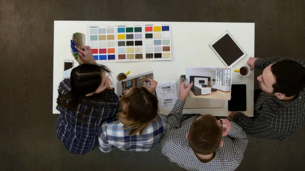 Architetti e designer che lavorano e multitasking in ufficio — Foto Stock