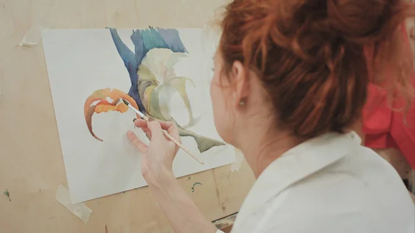 Mulher artista pintando um quadro em estúdio enquanto fala ao telefone — Fotografia de Stock