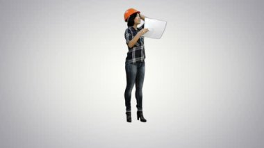 Asya mühendisi kadın planları ve beyaz arka plan üzerinde turuncu kask ile