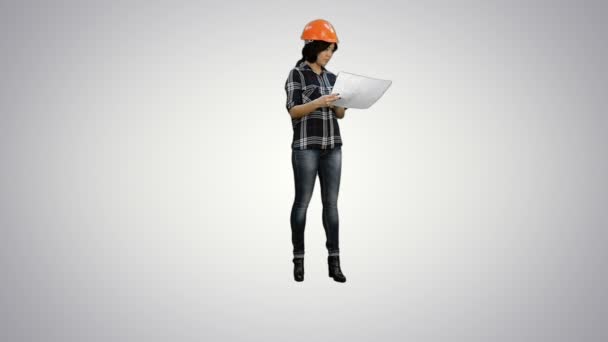 Ασιατικές μηχανικός γυναίκα woring με σχέδιο κατασκευής σε λευκό φόντο — Αρχείο Βίντεο
